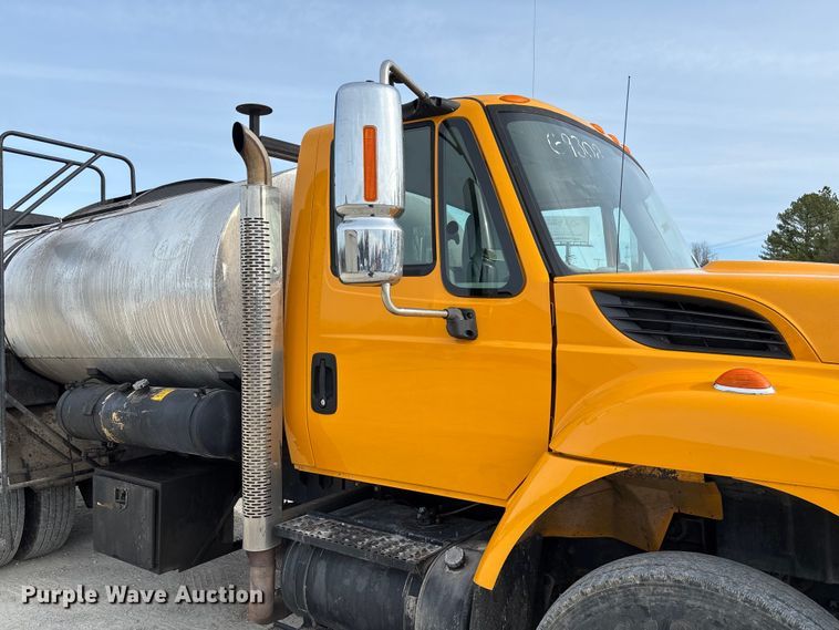 image for item FB3234 2008 International 7400 oil distributor truck