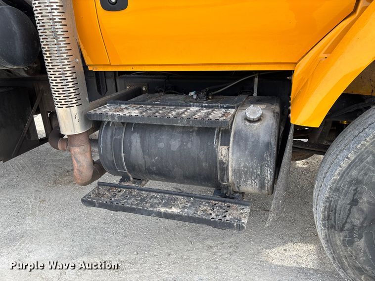 image for item FB3234 2008 International 7400 oil distributor truck