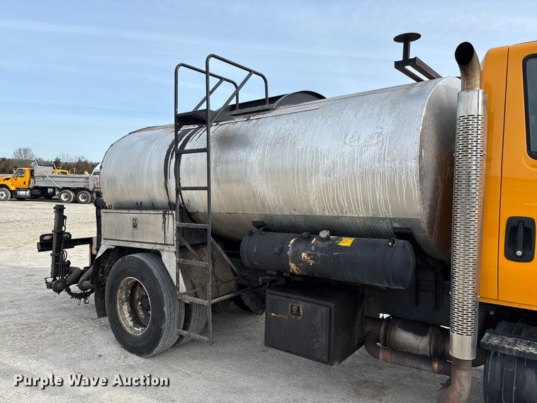 image for item FB3234 2008 International 7400 oil distributor truck