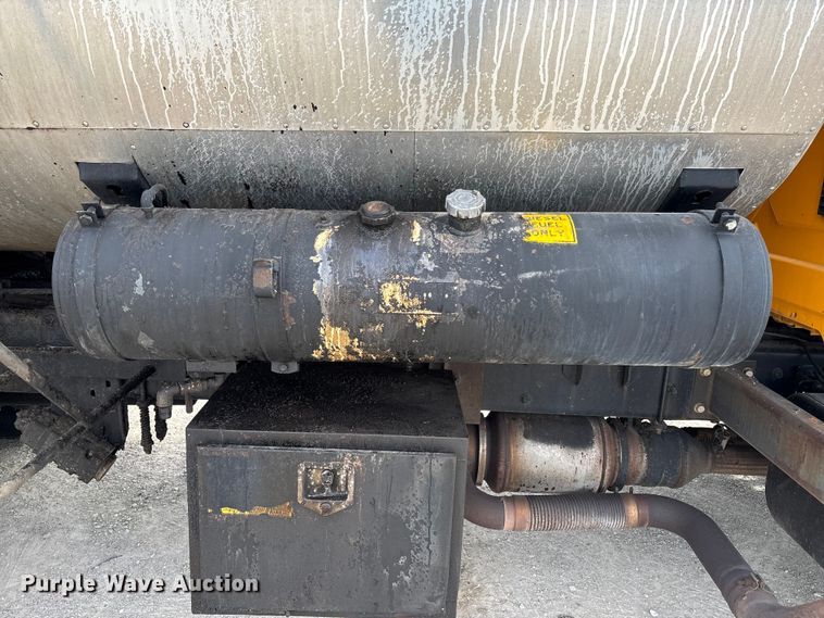 image for item FB3234 2008 International 7400 oil distributor truck