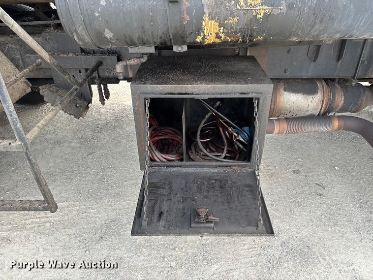 image for item FB3234 2008 International 7400 oil distributor truck