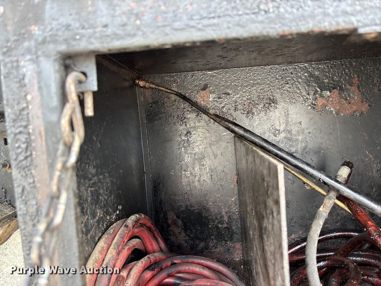 image for item FB3234 2008 International 7400 oil distributor truck