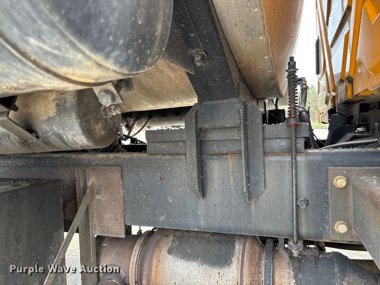 image for item FB3234 2008 International 7400 oil distributor truck