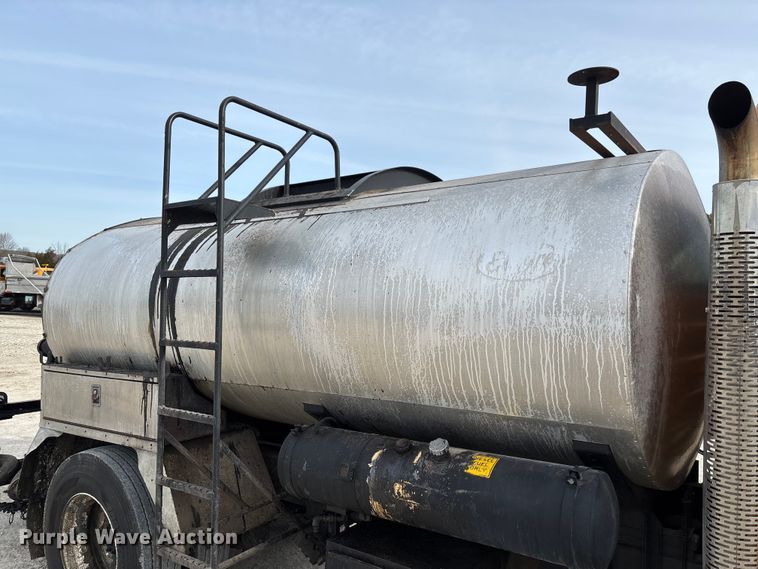 image for item FB3234 2008 International 7400 oil distributor truck