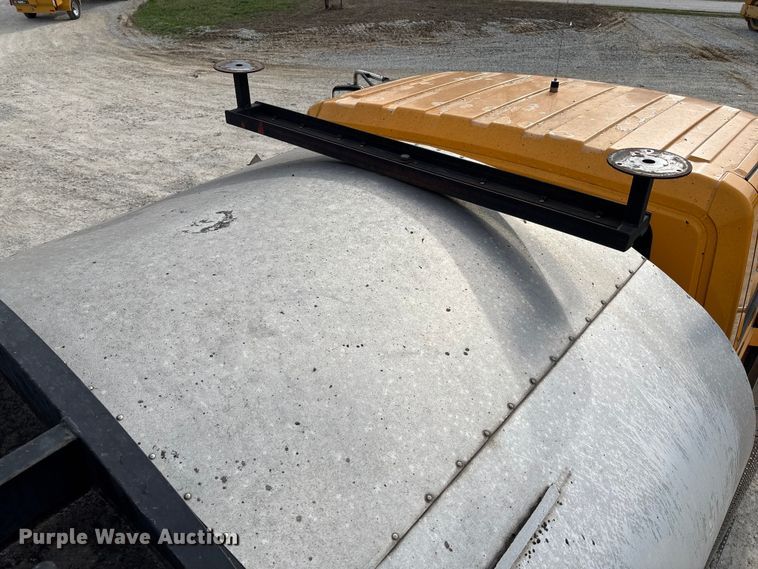 image for item FB3234 2008 International 7400 oil distributor truck