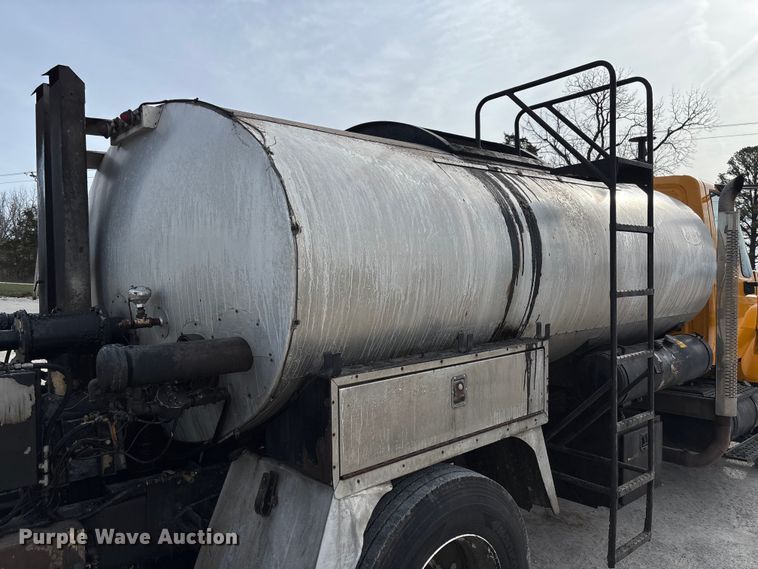 image for item FB3234 2008 International 7400 oil distributor truck