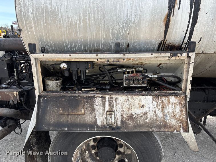 image for item FB3234 2008 International 7400 oil distributor truck