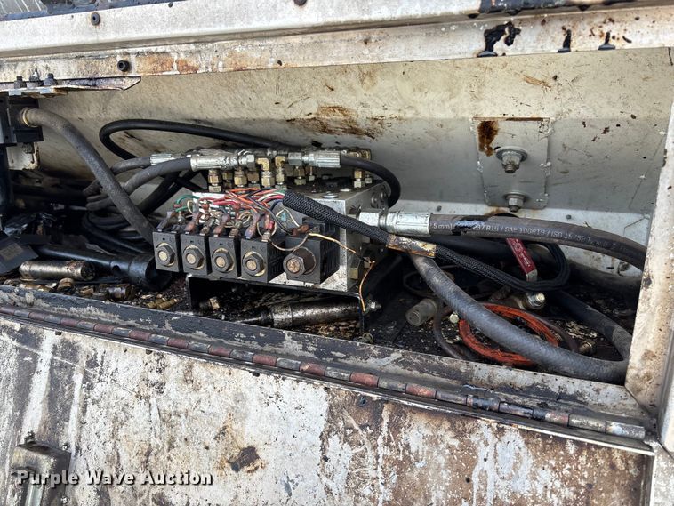 image for item FB3234 2008 International 7400 oil distributor truck