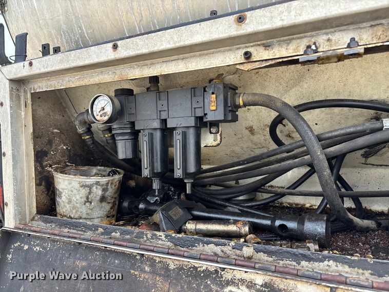 image for item FB3234 2008 International 7400 oil distributor truck