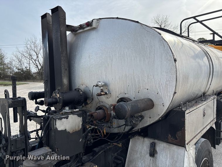 image for item FB3234 2008 International 7400 oil distributor truck