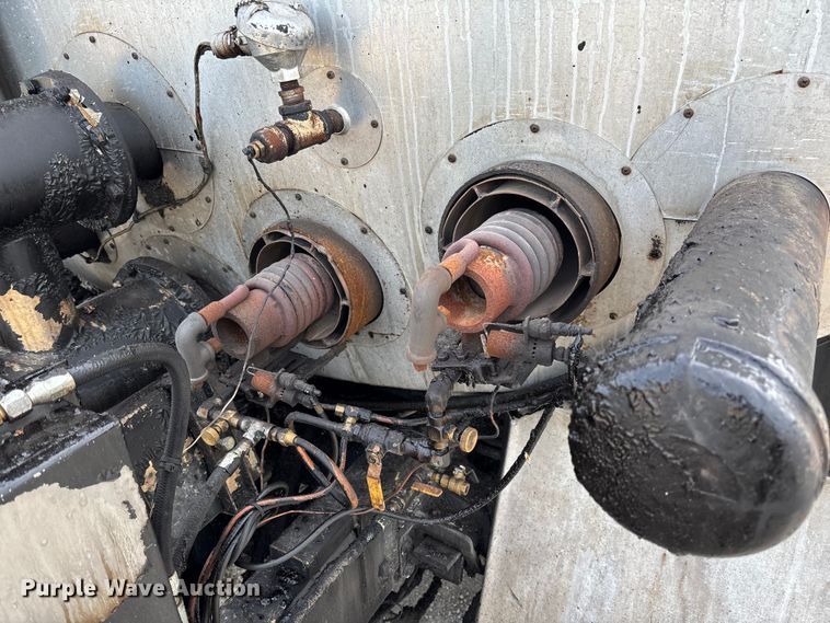 image for item FB3234 2008 International 7400 oil distributor truck