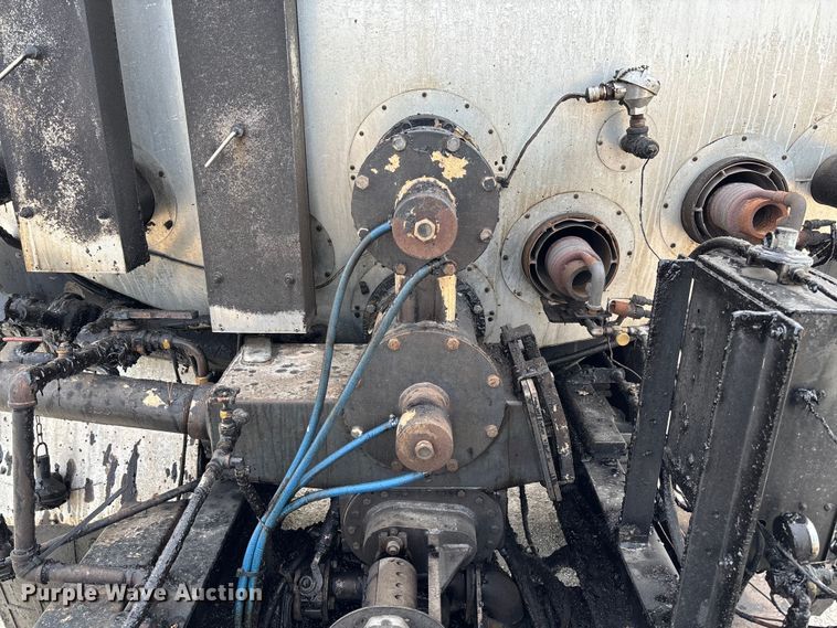 image for item FB3234 2008 International 7400 oil distributor truck