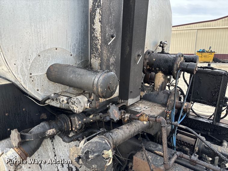 image for item FB3234 2008 International 7400 oil distributor truck