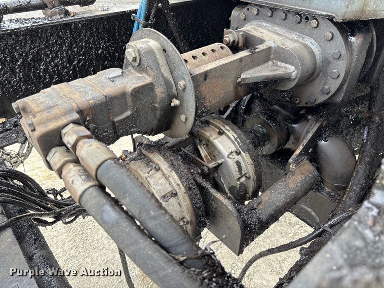 image for item FB3234 2008 International 7400 oil distributor truck