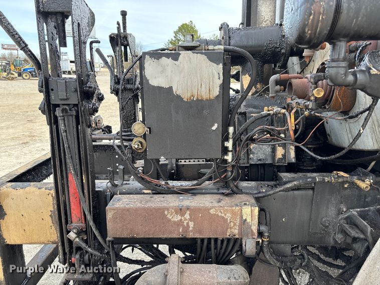 image for item FB3234 2008 International 7400 oil distributor truck