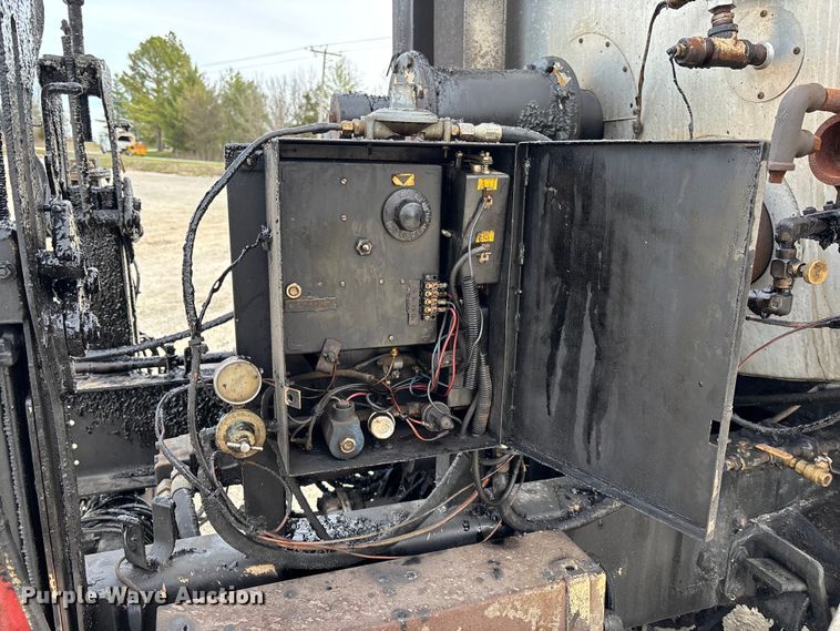 image for item FB3234 2008 International 7400 oil distributor truck