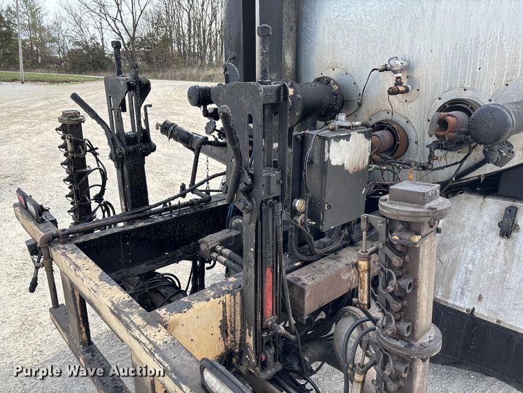 image for item FB3234 2008 International 7400 oil distributor truck