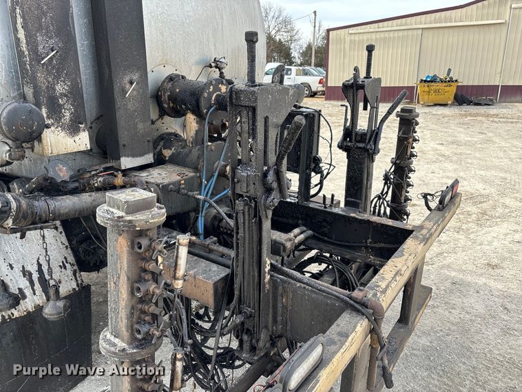 image for item FB3234 2008 International 7400 oil distributor truck