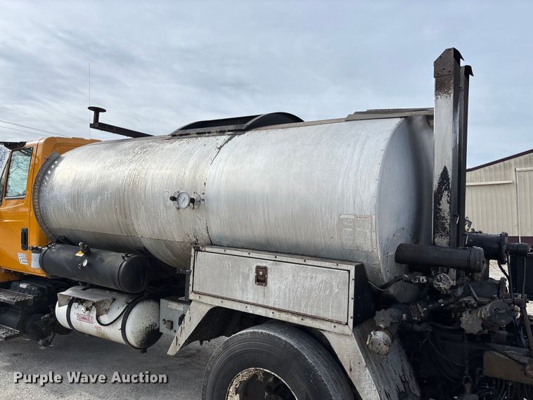 image for item FB3234 2008 International 7400 oil distributor truck