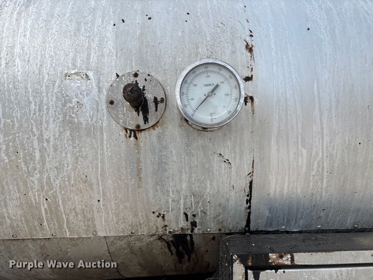 image for item FB3234 2008 International 7400 oil distributor truck