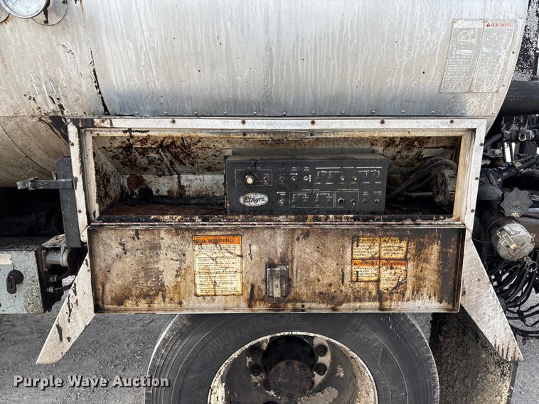 image for item FB3234 2008 International 7400 oil distributor truck