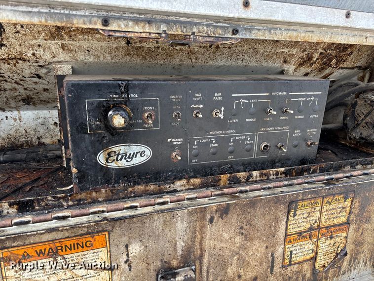 image for item FB3234 2008 International 7400 oil distributor truck