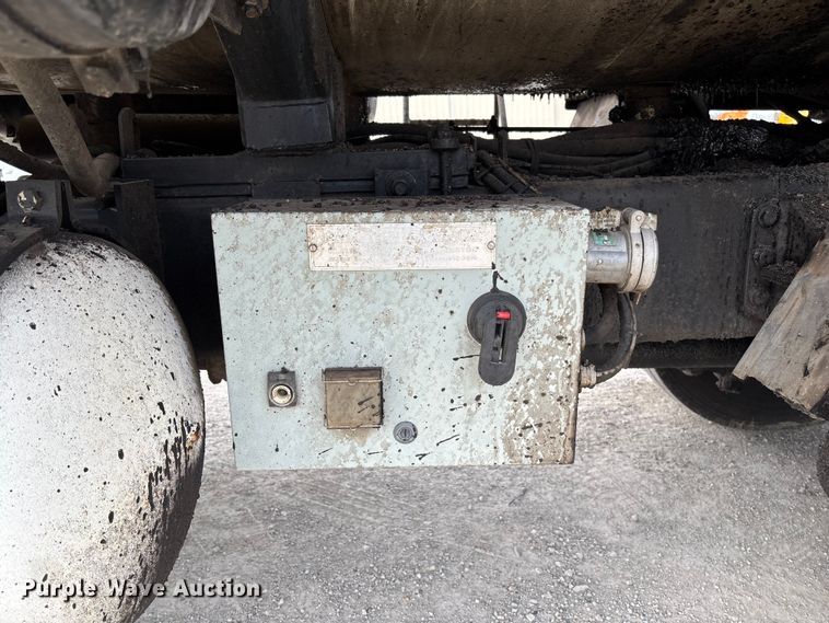 image for item FB3234 2008 International 7400 oil distributor truck