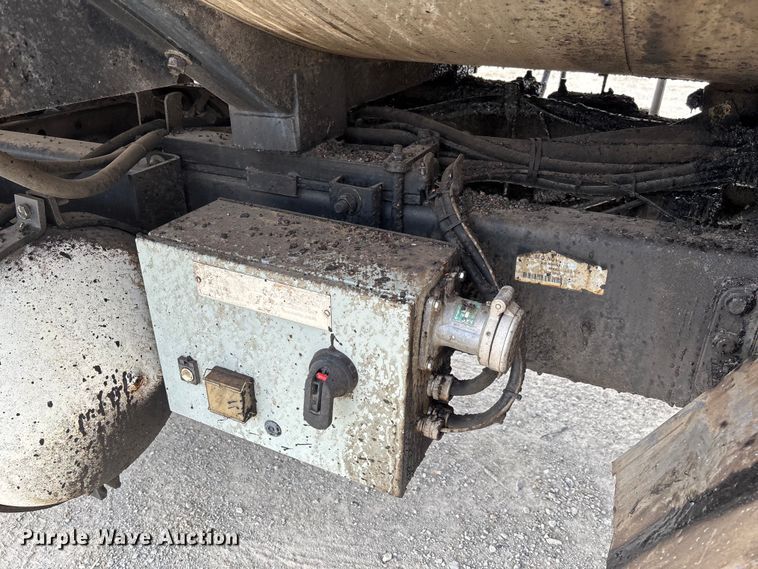 image for item FB3234 2008 International 7400 oil distributor truck