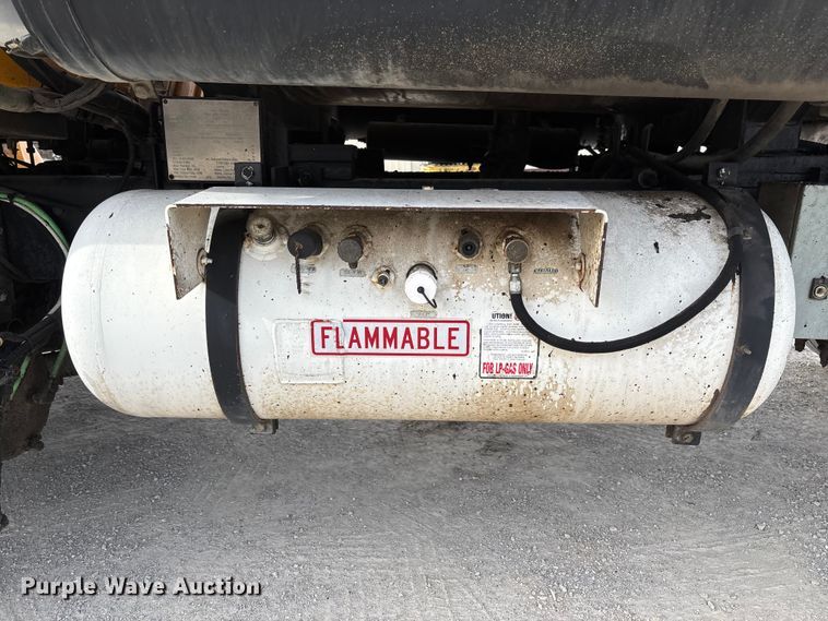 image for item FB3234 2008 International 7400 oil distributor truck