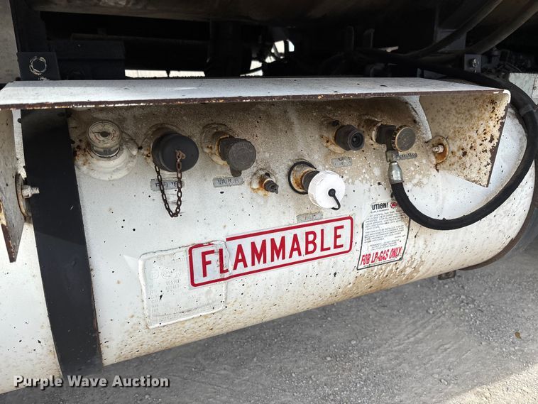 image for item FB3234 2008 International 7400 oil distributor truck