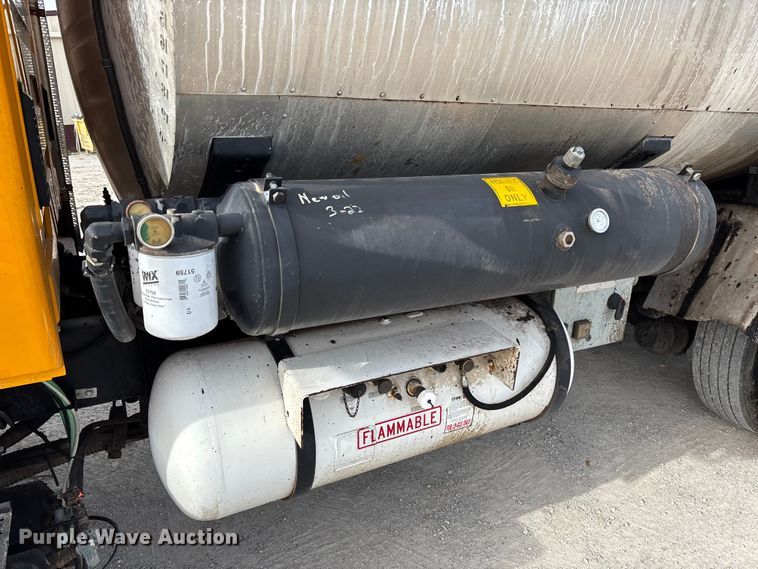 image for item FB3234 2008 International 7400 oil distributor truck