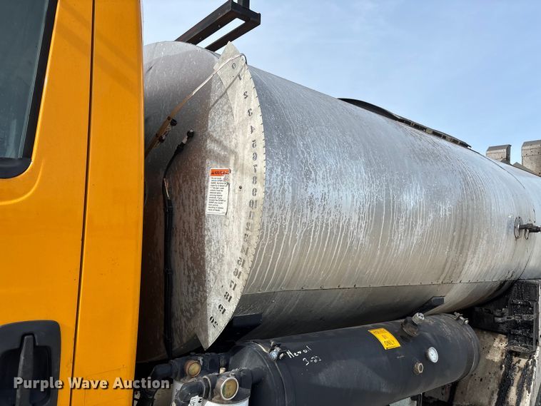 image for item FB3234 2008 International 7400 oil distributor truck