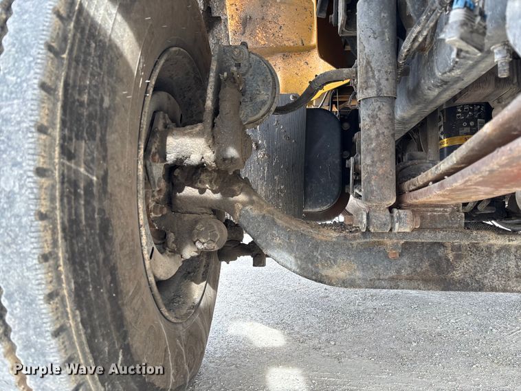 image for item FB3234 2008 International 7400 oil distributor truck