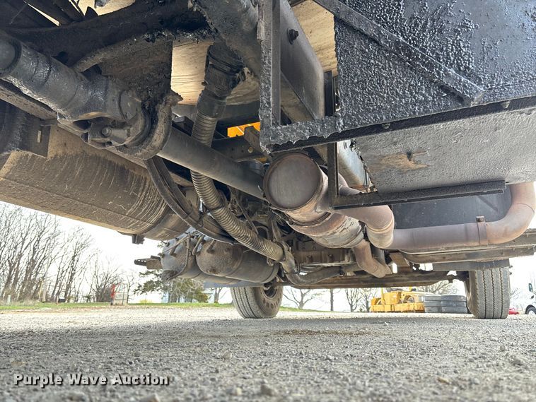 image for item FB3234 2008 International 7400 oil distributor truck