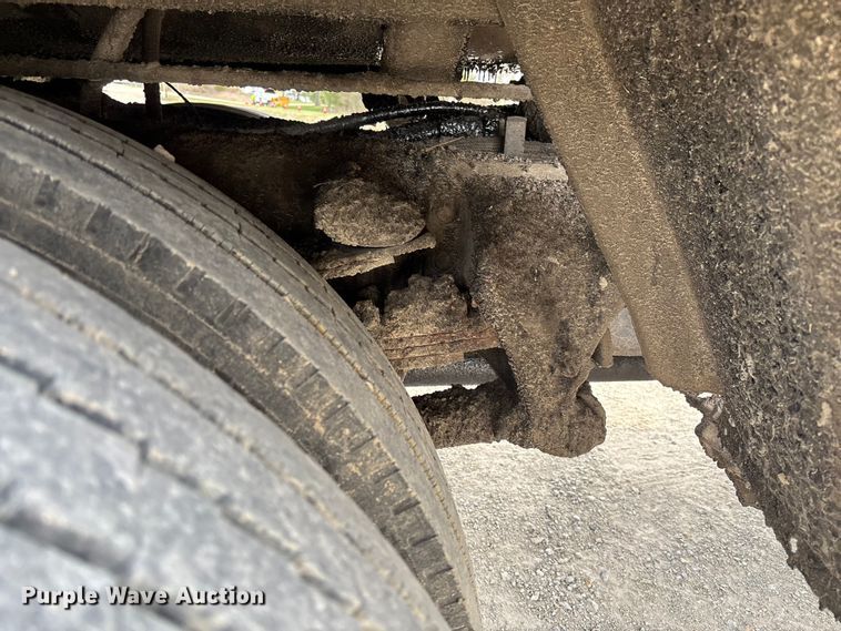 image for item FB3234 2008 International 7400 oil distributor truck