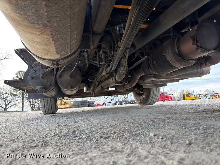 image for item FB3234 2008 International 7400 oil distributor truck