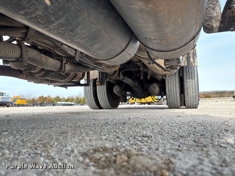 image for item FB3234 2008 International 7400 oil distributor truck