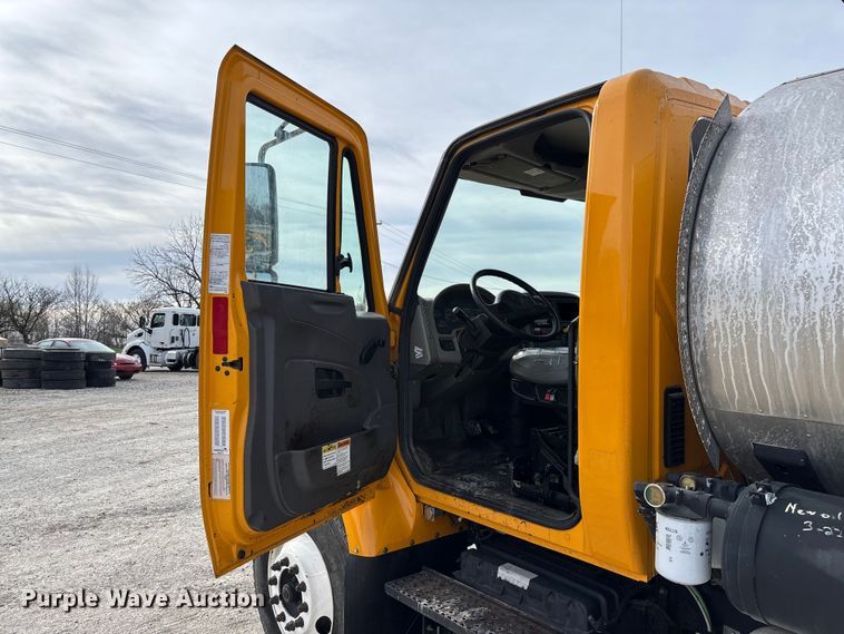 image for item FB3234 2008 International 7400 oil distributor truck