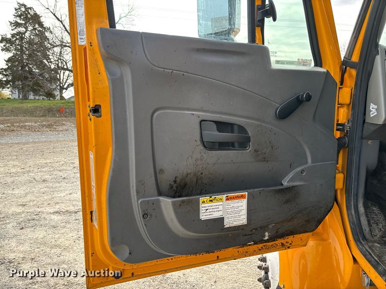 image for item FB3234 2008 International 7400 oil distributor truck