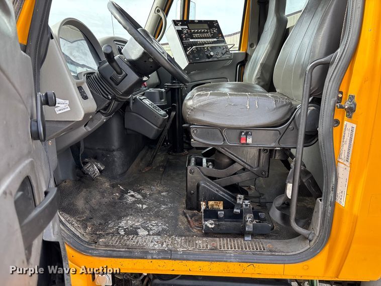 image for item FB3234 2008 International 7400 oil distributor truck