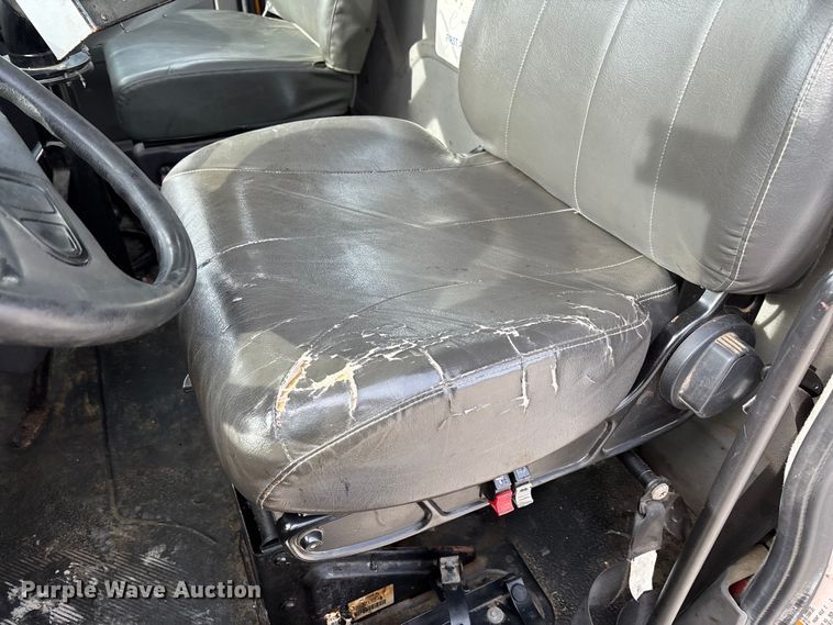 image for item FB3234 2008 International 7400 oil distributor truck