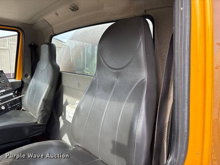 image for item FB3234 2008 International 7400 oil distributor truck