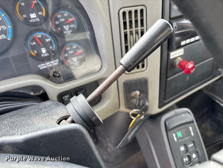 image for item FB3234 2008 International 7400 oil distributor truck