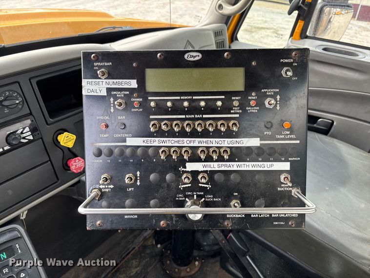 image for item FB3234 2008 International 7400 oil distributor truck