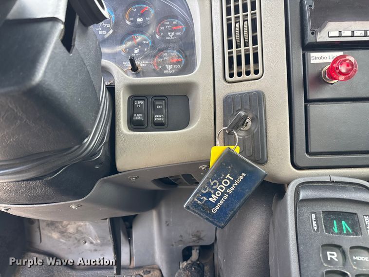 image for item FB3234 2008 International 7400 oil distributor truck