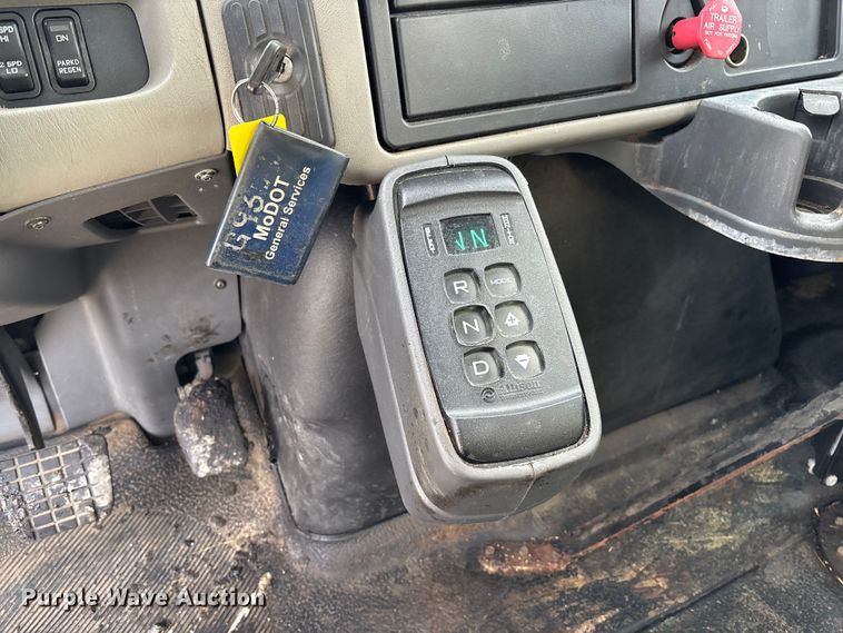 image for item FB3234 2008 International 7400 oil distributor truck