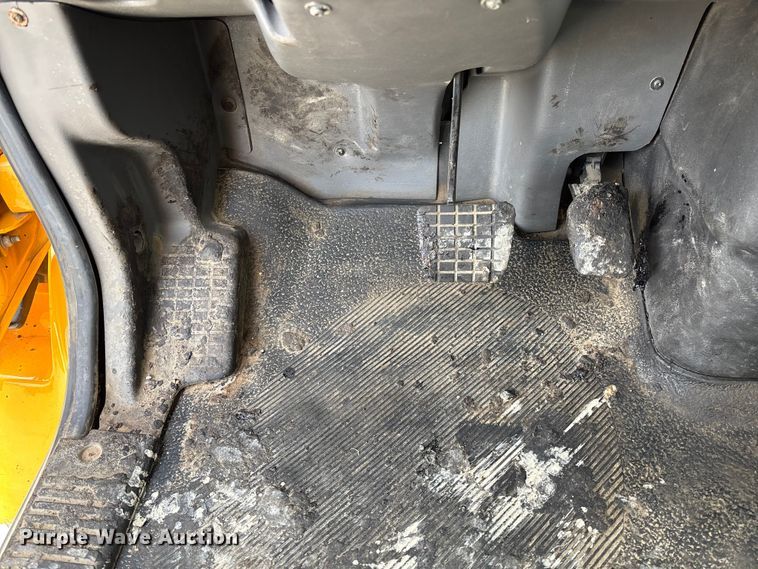 image for item FB3234 2008 International 7400 oil distributor truck