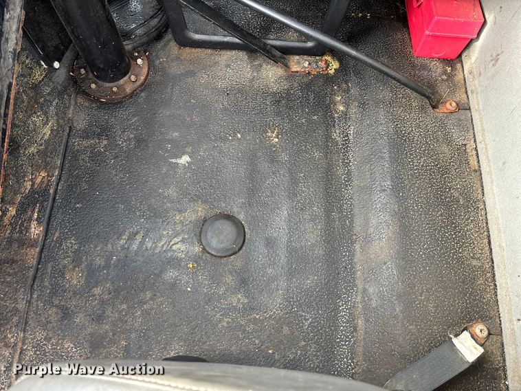 image for item FB3234 2008 International 7400 oil distributor truck