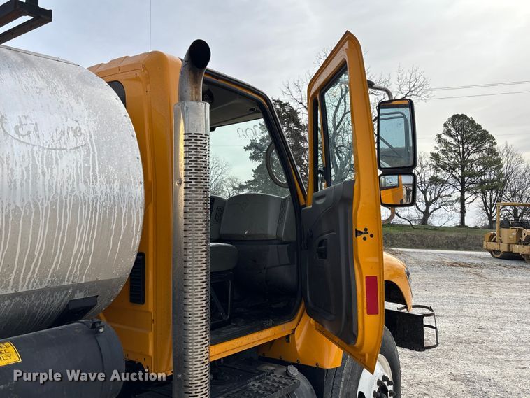 image for item FB3234 2008 International 7400 oil distributor truck