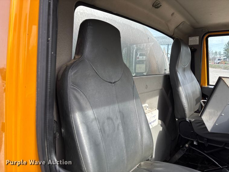 image for item FB3234 2008 International 7400 oil distributor truck